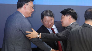 "재판 방해한다" 한덕수 총리도 고발&hellip;의사단체, 무더기 소송전
