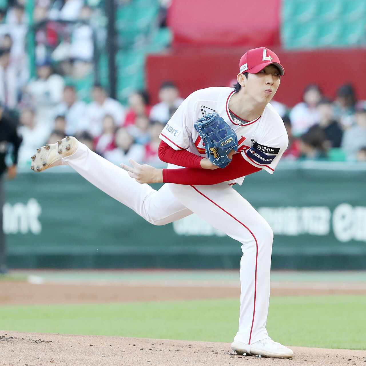 SSG 왼손 선발 오원석이 14일 인천 SSG랜더스필드에서 열린 프로야구 삼성 라이온즈와의 홈 경기에 선발 등판해 역투하고 있다.