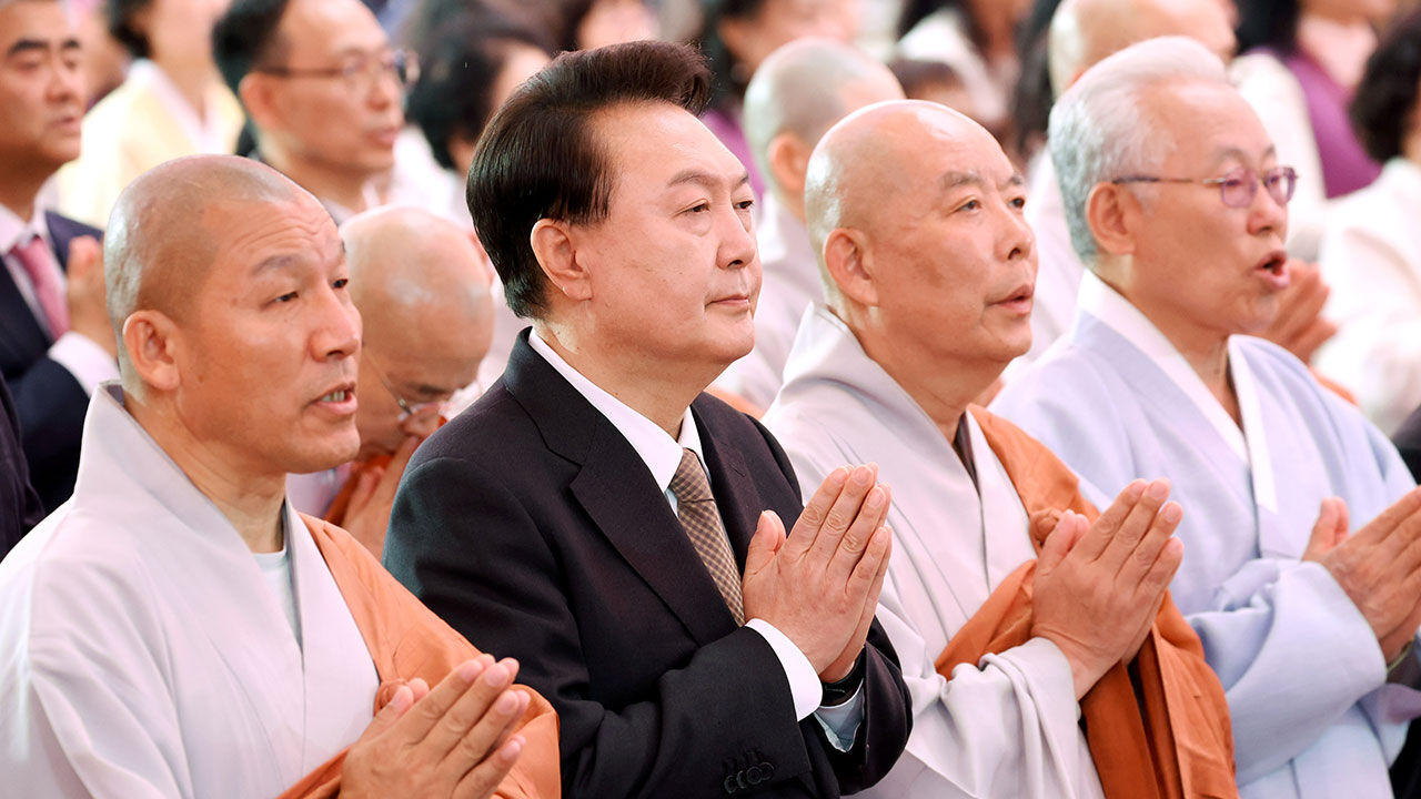 합장하는 윤석열 대통령 (사진=연합뉴스)