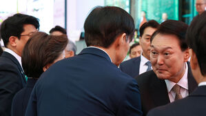 윤 대통령, 조국과 "반갑습니다" 악수&hellip;5년 만에 공식 석상 대면