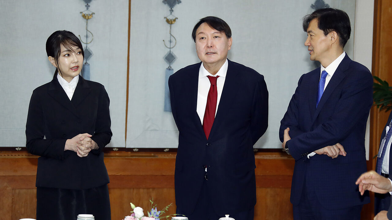 2019년 7월 얘기 나누는 윤석열 당시 검찰총장 부부와 조국 당시 민정수석 