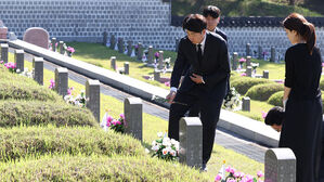 이준석, 5&middot;18묘지에 영남 국화 헌화&hellip;7시간 30분 전묘역 참배