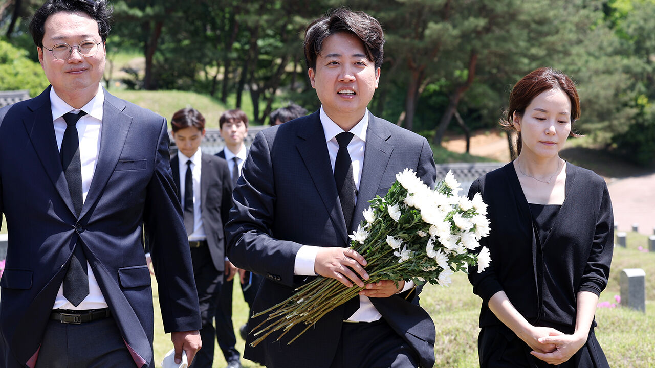 '5·18 진정성' 김해서 국화 들고온 이준석 (사진=연합뉴스)
