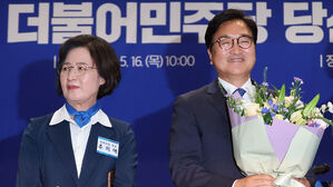 '우원식 승리' 발표에 얼어붙은 개표 현장&hellip;강성 당원들 "수박 나가라"