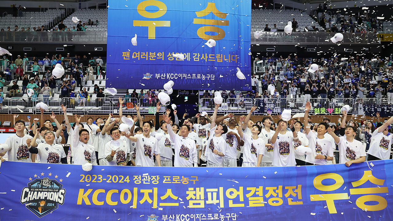 우승 자축하는 KCC (5월 5일)