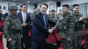 윤 대통령, 행군 중 쓰러졌다 회복한 중사에 "마음 깊이 격려"