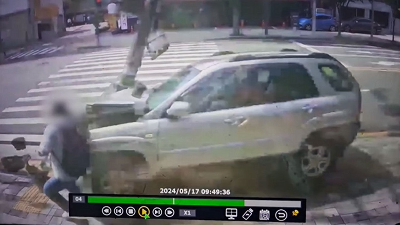 서울 영등포구 보라매역 근처 도로, 인도로 돌진한 70대 운전 SUV 차량
