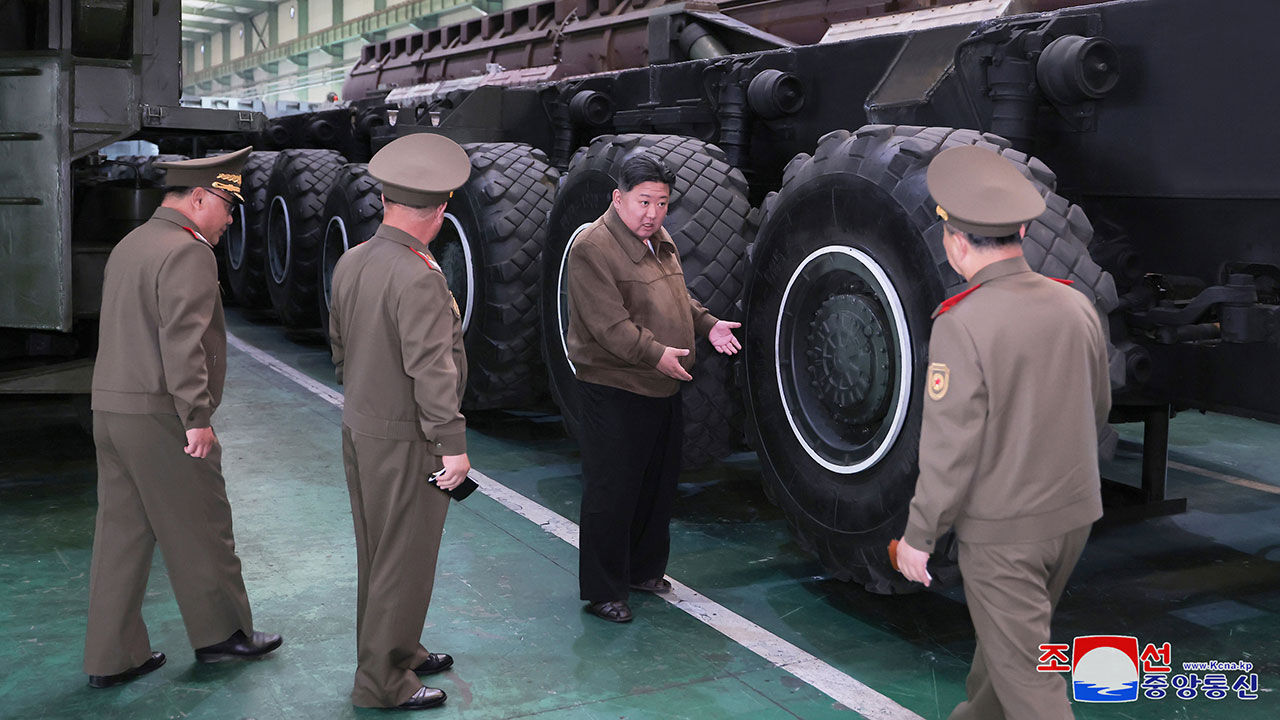 북한 김정은 총비서, 국방공업기업소 현지지도 (사진=평양 조선중앙통신, 연합뉴스)