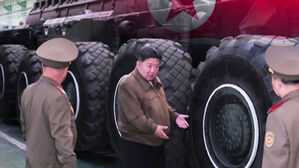 북, 고체 ICBM '화성-18형' 발사차량 대거 공개