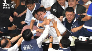 총통 취임 앞두고&hellip;타이완, 여야 극한 대립에 국회서 '난투극'
