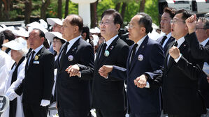 여야 지도부, 광주 집결&hellip;손에 손잡고 '님을 위한 행진곡' 제창