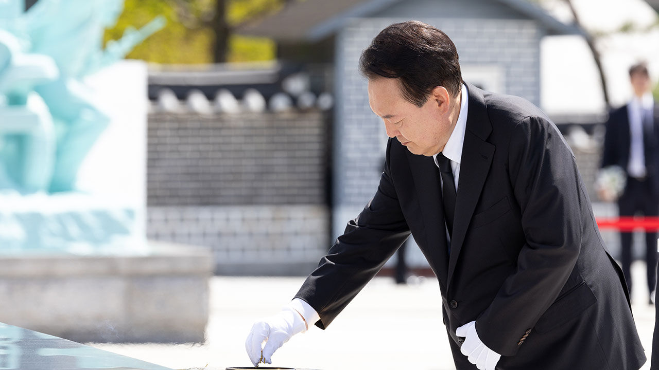 윤석열 대통령, 5·18민주화운동 기념식 분향 (사진=대통령실 제공, 연합뉴스)