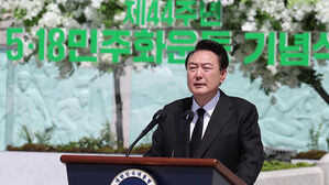 "오월 정신으로 서민 &middot; 중산층 시대 열겠다"
