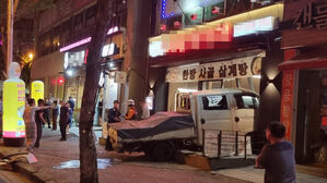 새벽에 트럭이 상가로 돌진&hellip;경찰 "운전자 만취 상태"