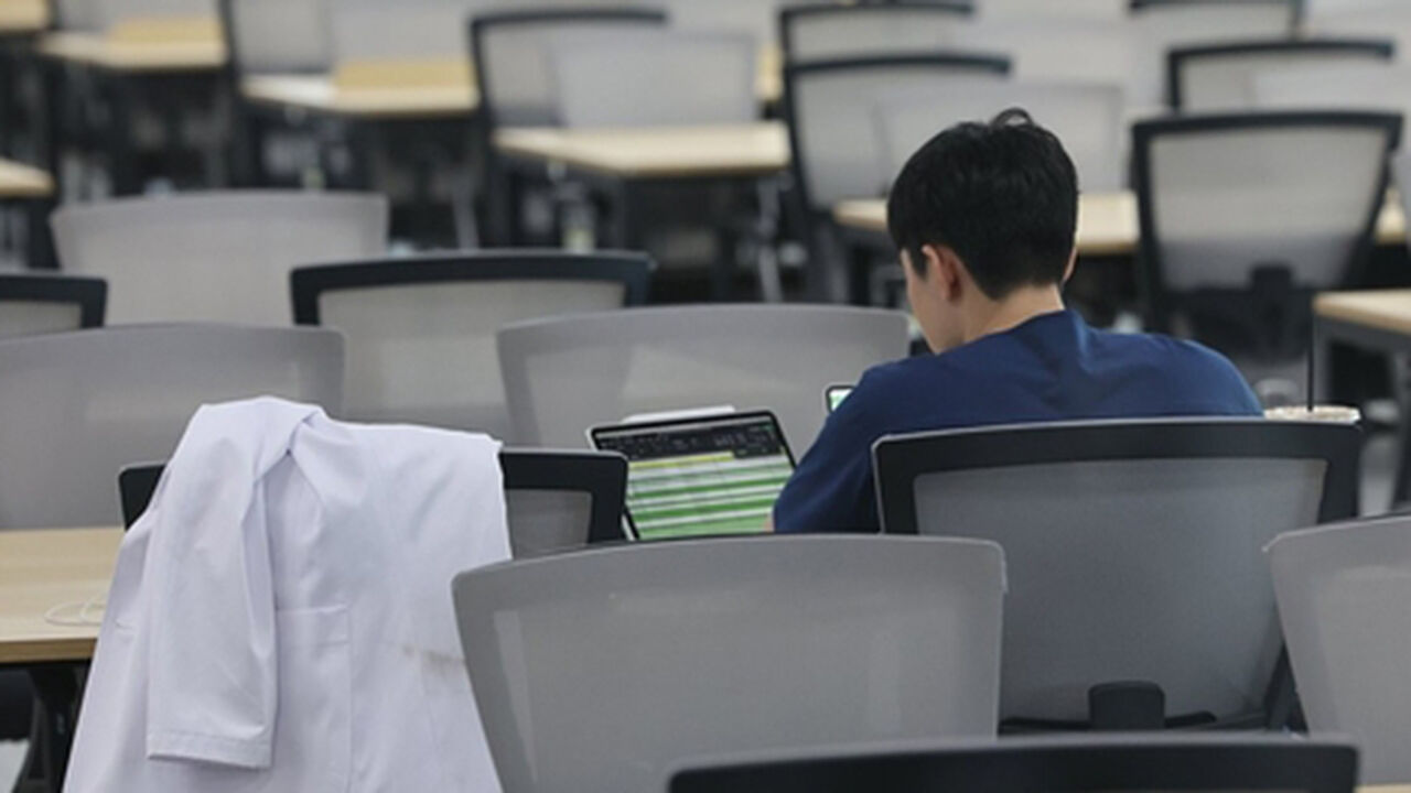 서울 시내 한 의과대학 도서관에서 의대생이 공부하고 있다. 
