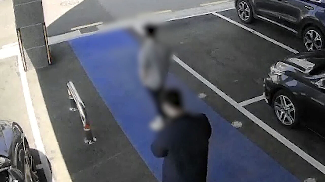 A 씨가 꽁초를 버리기 전 담배를 태우는 모습