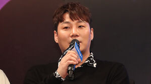 가수 윤민수, 결혼 18년 만 파경&hellip;"엄마&middot;아빠로 최선 다할 것"