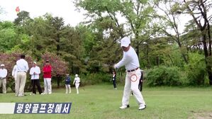 평양 골프장에서 "굿샷"한 골퍼의 옷이?&hellip;'원수의 나라' 미국 '나이키' 제품 [스프]