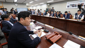 최저임금 첫 회의&hellip;"물가 폭등 반영돼야" vs "영세업체 벼랑 끝"