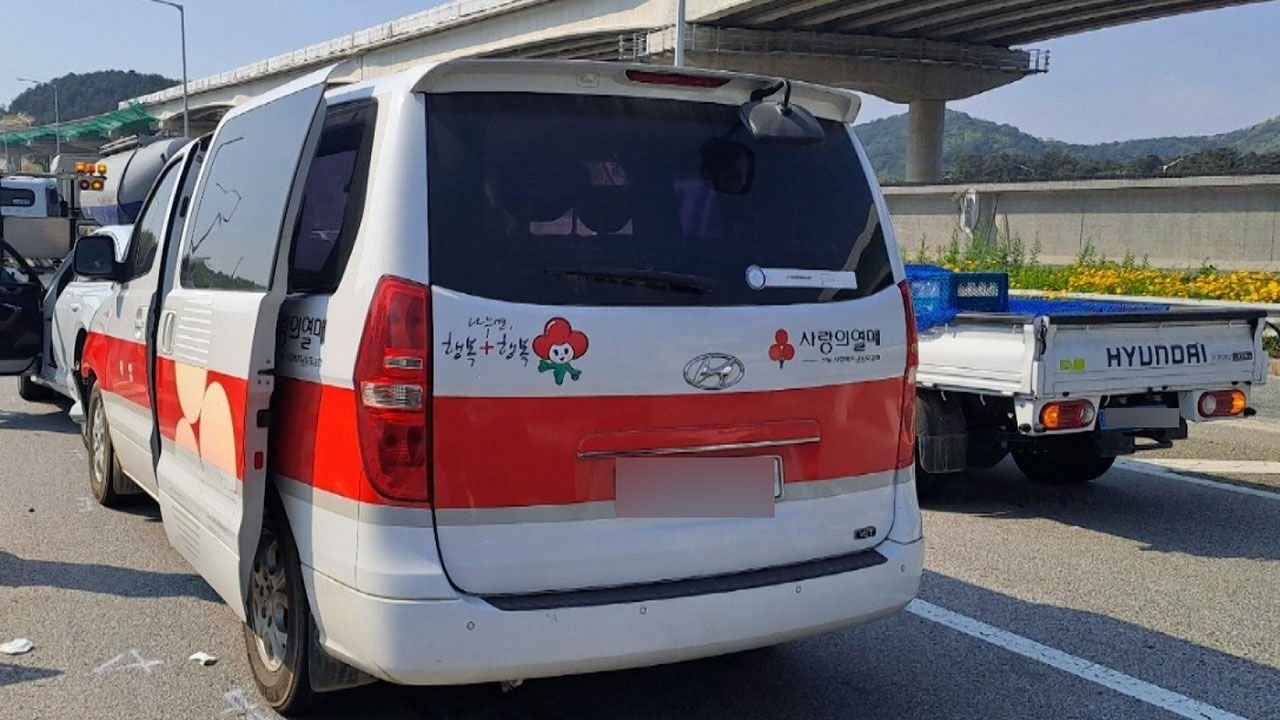 전주 교차로서 장애인 탄 승합차 3중 추돌