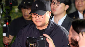 경찰, '뺑소니' 김호중 &middot; 소속사 관계자 구속영장 신청