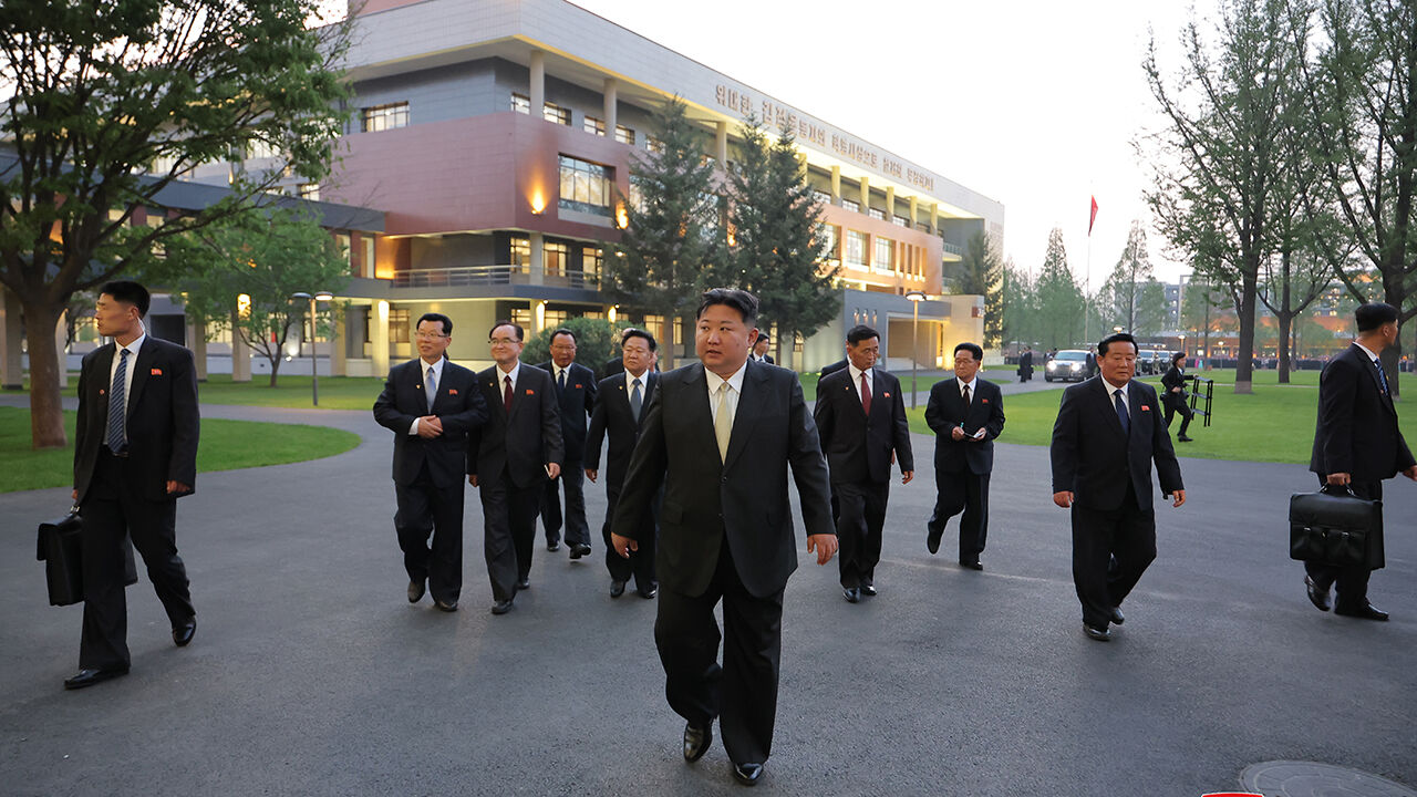 완공된 당 중앙간부학교 방문한 김정은 위원장 (사진=조선중앙통신, 연합뉴스)