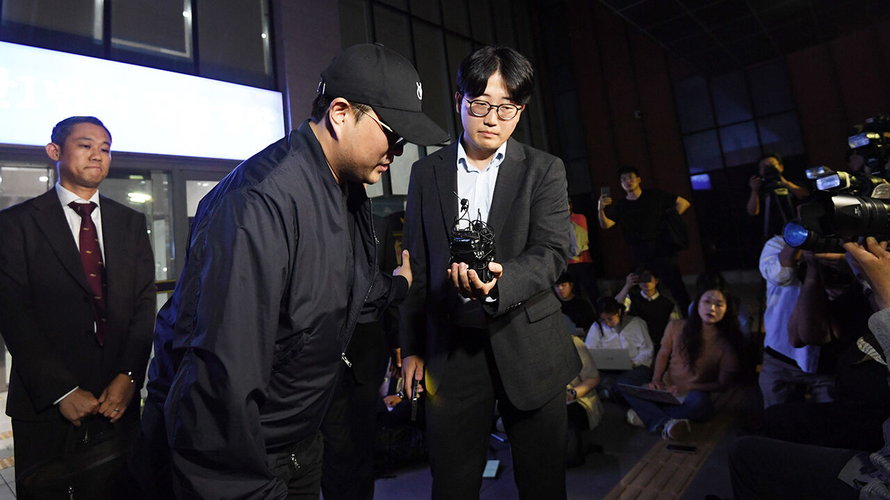 지난 21일 서울 강남경찰서에서 조사를 마친 뒤 귀가하는 트로트 가수 김호중 (사진=공동취재, 연합뉴스)