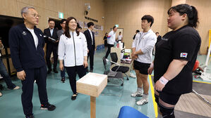 유인촌 장관, 진천 선수촌서 국가대표 격려&hellip;장미란 차관 동행