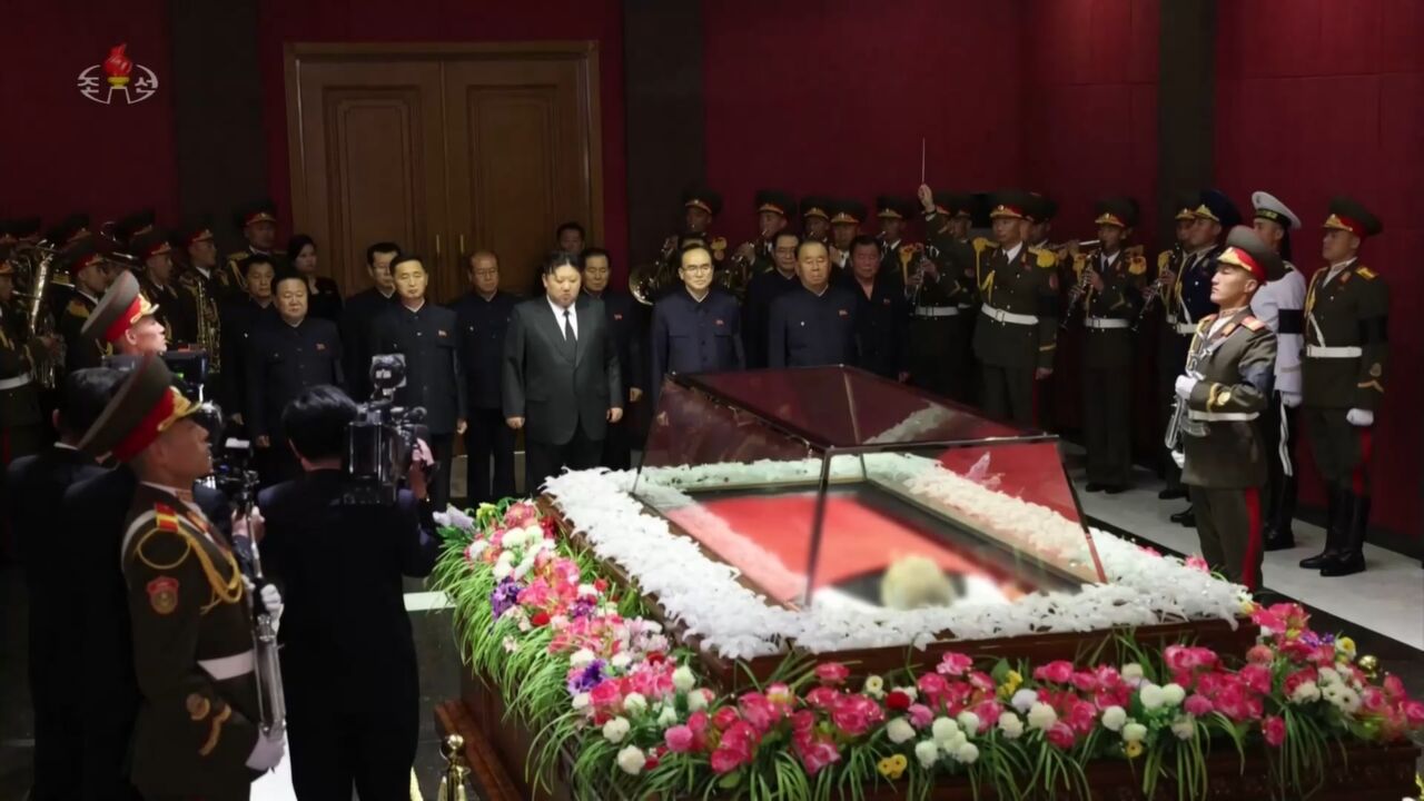 김정은은 인민복을 입은 정치국 상무위원들 가운데서 홀로 양복을 입은 채 조문했다.