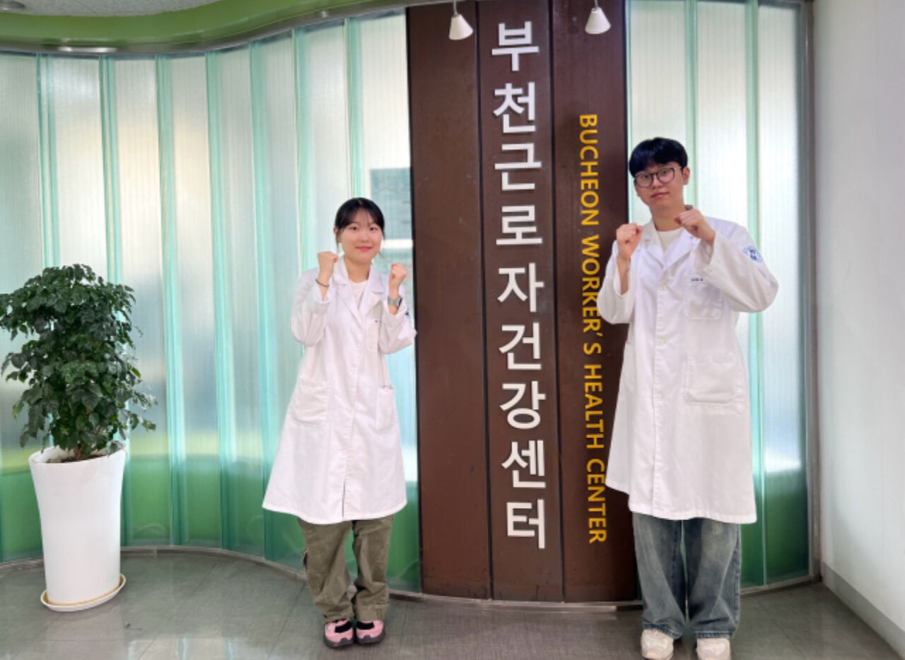 응급 환자 생명 구한 을지대학교 간호학과 4학년 백지원(왼쪽), 김태훈 학생(사진=을지대학교 제공)？