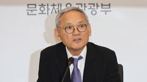 유인촌 "세종대왕 동상 뒤 광화문 한자 현판?&hellip;한글날 기점 한글화 논의"
