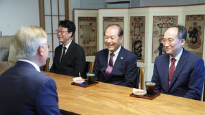 국민의힘, 평산마을 찾아 협치 손짓&hellip;문재인 "혐오 정치 끝내야"
