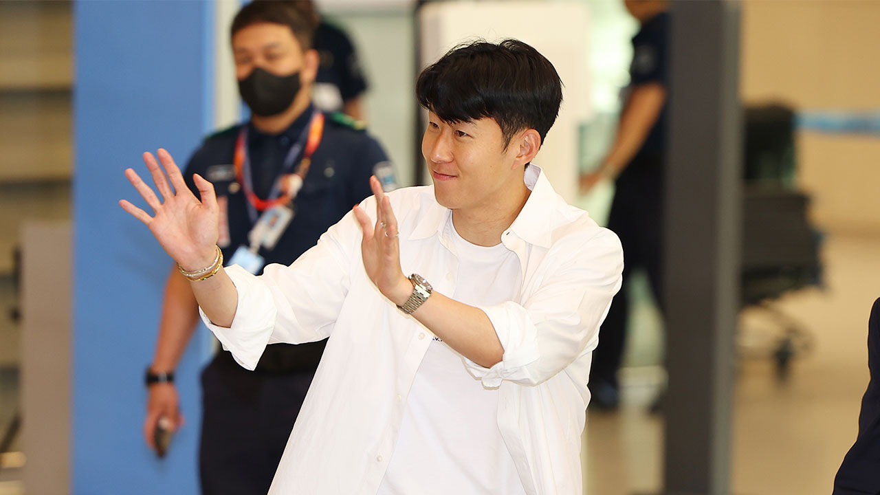 축구대표팀 주장 손흥민이 23일 오후 인천국제공항 제2여객터미널 입국장에 들어서며 팬들을 향해 손을 흔들고 있다. (사진=연합뉴스)