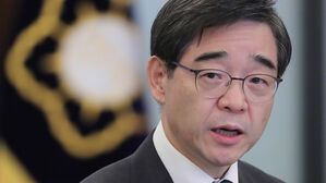 검찰, '50억 클럽 의혹' 권순일&middot;홍선근 불구속 기소