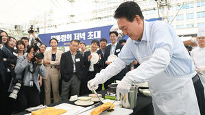 앞치마 두른 윤 대통령, 기자들과 용산서 김치찌개 만찬