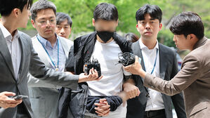 5개월 만에 잡힌 경복궁 낙서 배후 조사받다 도주&hellip;2시간 만에 검거