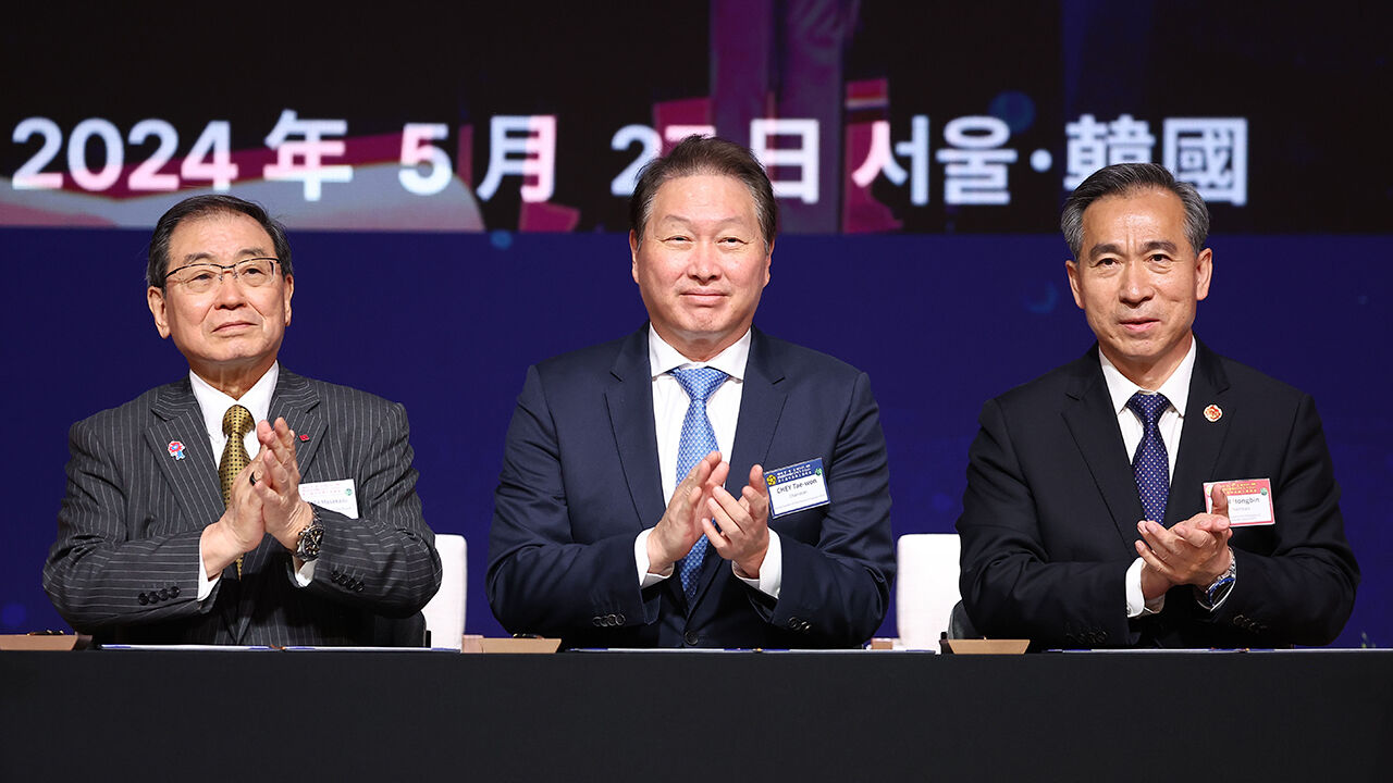 제8차 한일중 비즈니스 서밋에 참석한 최태원 대한상의 회장(가운데), 도쿠라 마사카즈 일본 게이단렌(일본경제단체연합회) 회장(왼쪽), 런홍빈 중국국제무역촉진위원회(CCPIT) 회장