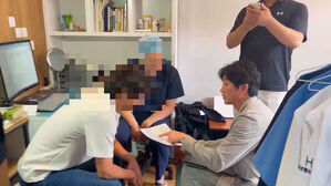'여유증' 등 가짜 환자 모집&middot;수술&hellip;보험금 12억 챙긴 일당 검거