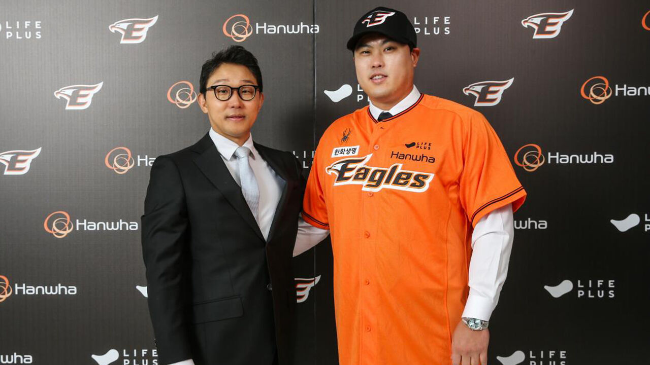 지난 2월 한화와 8년 170억 원에 계약한 류현진과 박찬혁 한화 이글스 대표이사의 기념촬영