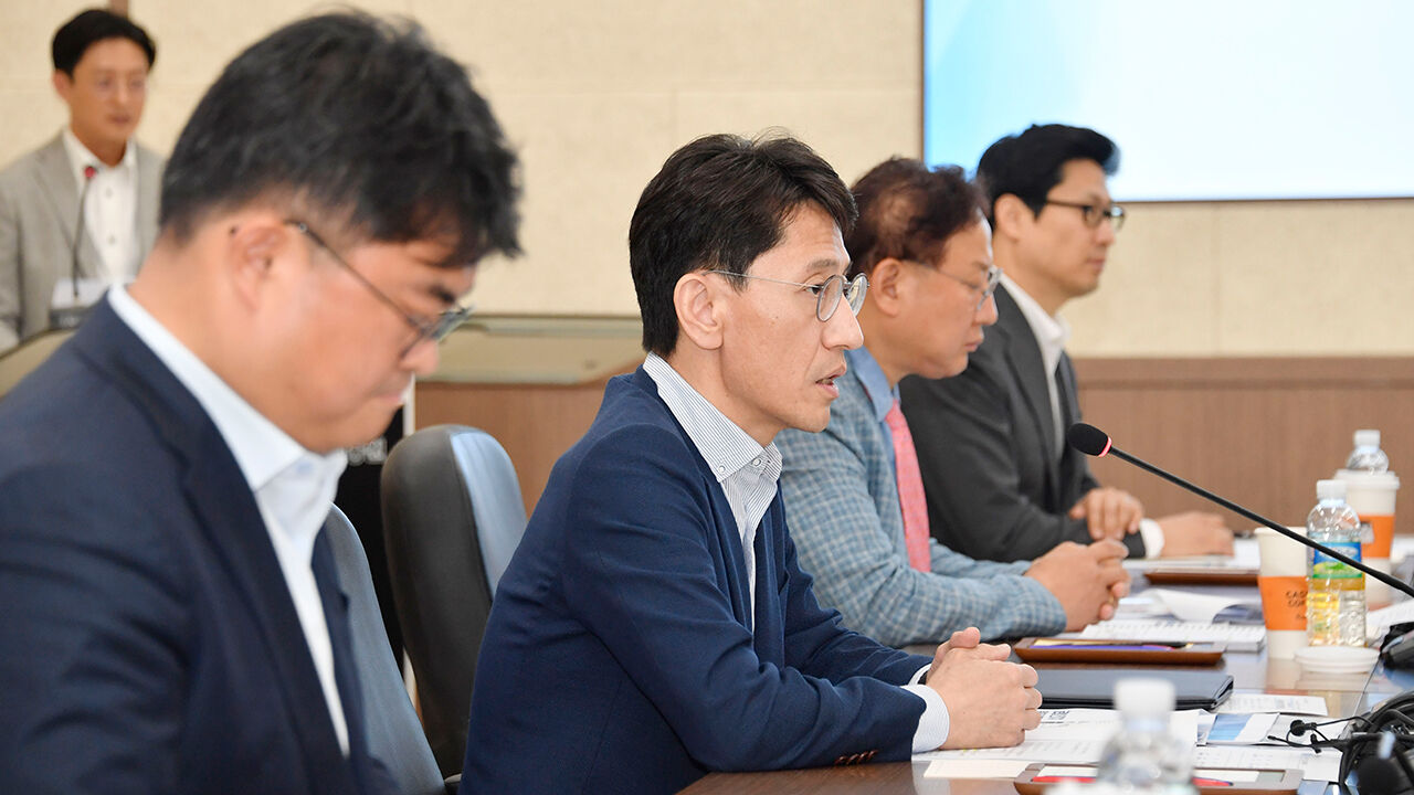 김윤상 기획재정부 차관이 29일 전라도 광주 그린카진흥원을 방문해 미래차 시험, 평가, 인증 장비동을 시찰하며 관계자의 설명을 듣고 있다.