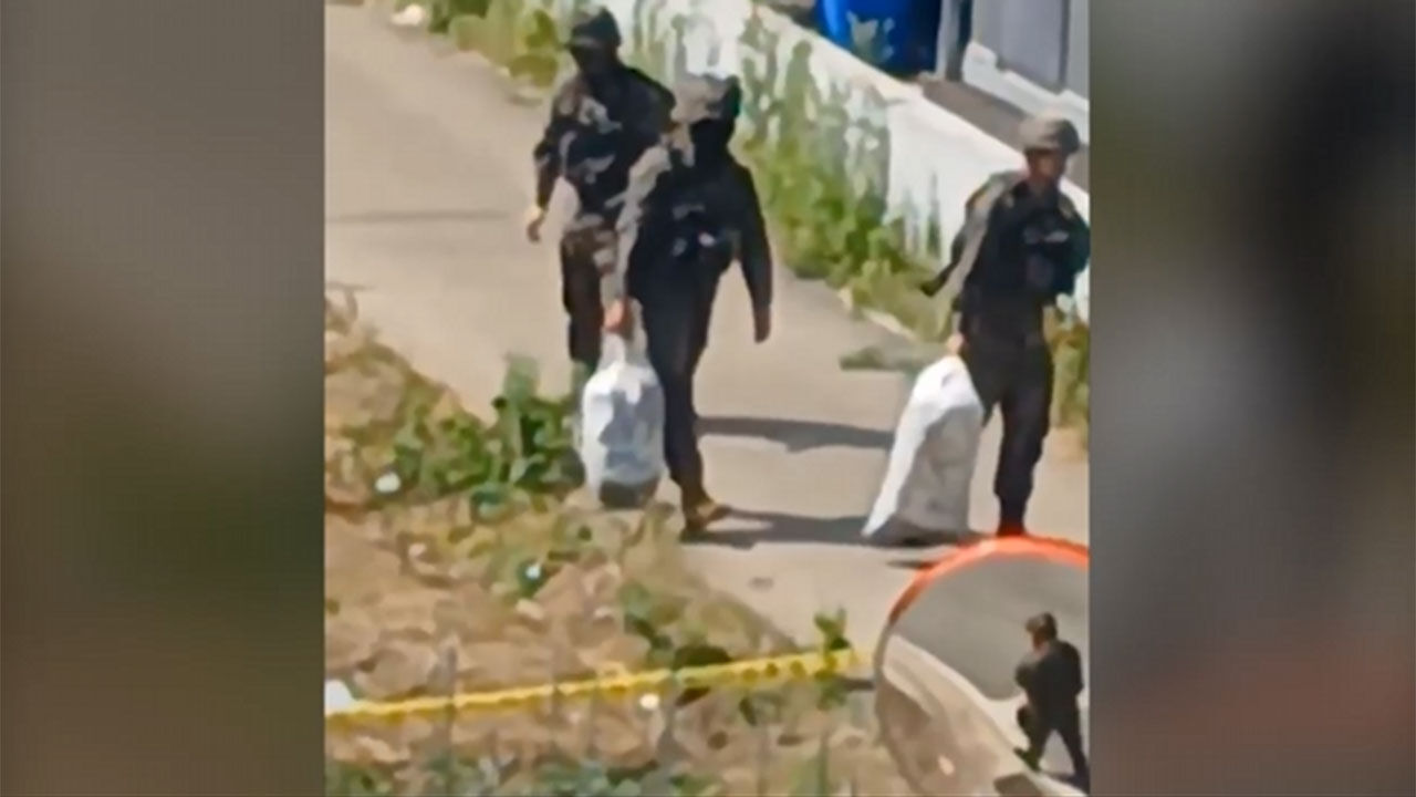 북한이 남쪽으로 보낸 오물 풍선 수거하는 군인
