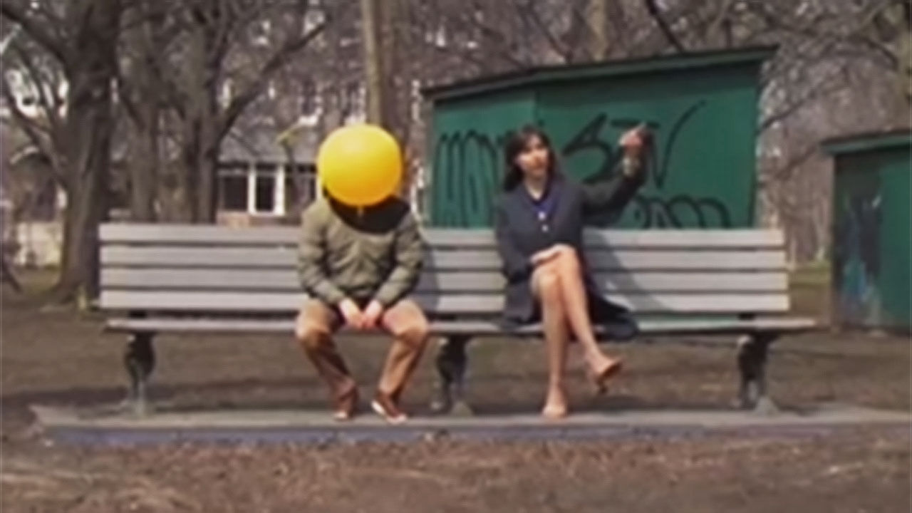 앵커와 나란히 걸으며 대화하는 풍선 머리 소년