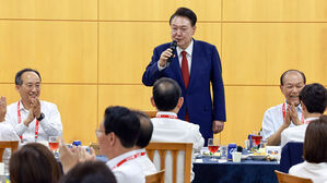 윤 대통령, 국민의힘 의원들에 "국가&middot;국민 위해 파이팅하자&hellip;한 몸으로 뼈 빠지게  뛸 것"