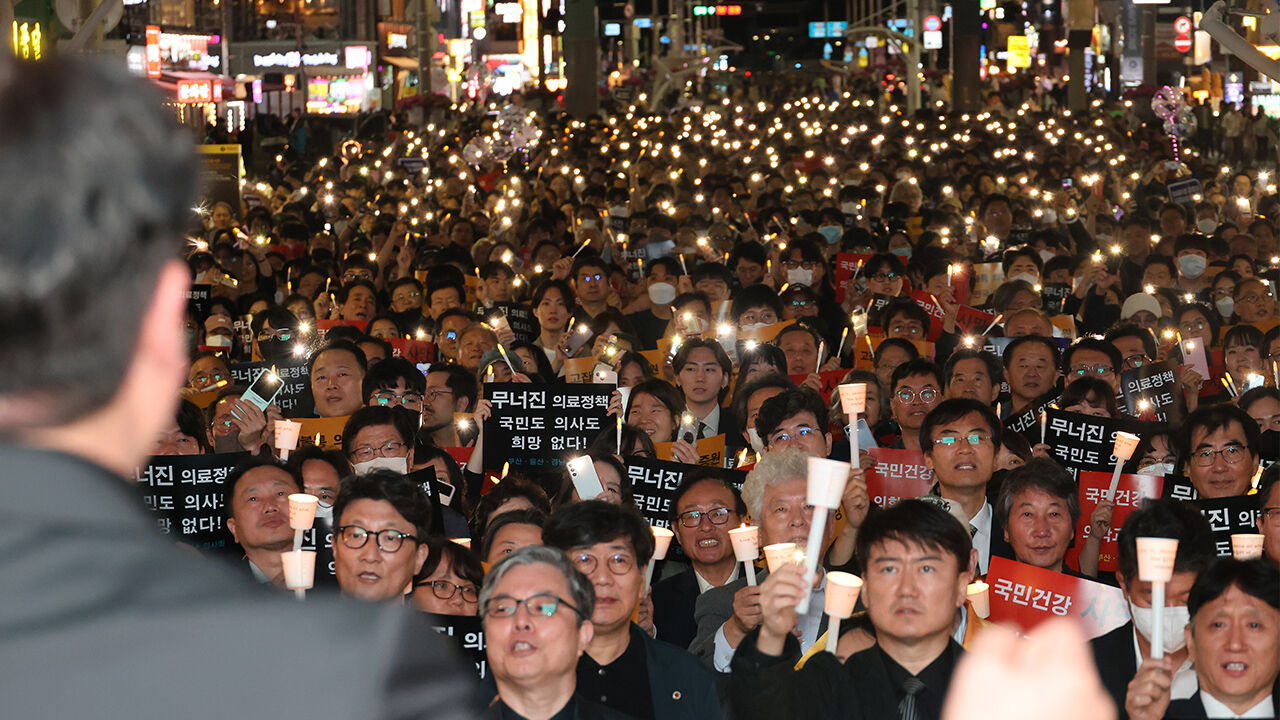 대한의사협회 소속 부산·울산·경남 의사들이 30일 오전 부산 해운대구 구남로에서 촛불집회를 열고 있다.