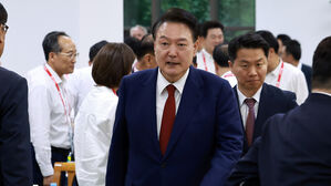국민의힘 워크숍 찾은 윤 대통령 "우리는 가족&hellip;똘똘 뭉쳐 나라 지키자"