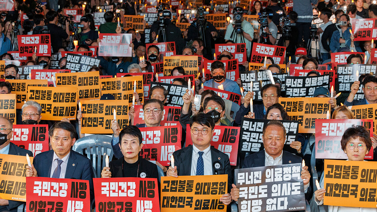 '대한민국 정부 한국 의료 사망선고 촛불집회'에 참가한 의사들