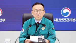 정부 "내년 초 국립대 의대 교수 채용&hellip;2027년까지 1천 명 늘릴 것"