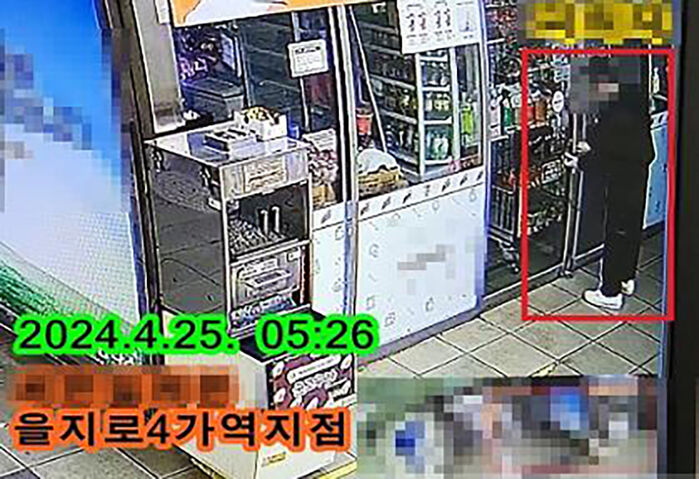 지난달 25일 서울 지하철 2·5호선 을지로4가역 편의점 자물쇠를 열고 들어가는 절도범 B 씨의 모습