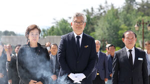 '보석 석방' 송영길, 5&middot;18 묘지 참배&hellip;"광주 시민으로 역할"