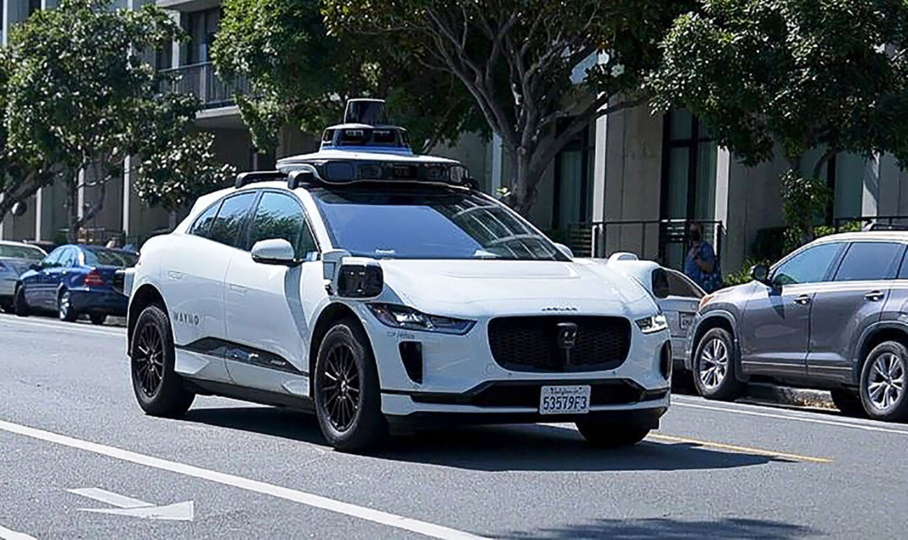 구글 자매회사인 웨이모(Waymo)의 자율주행 로보택시. 차량 위에 큼지막한 라이다 장치가 달려 있다. 출처 : 웨이모 홈페이지